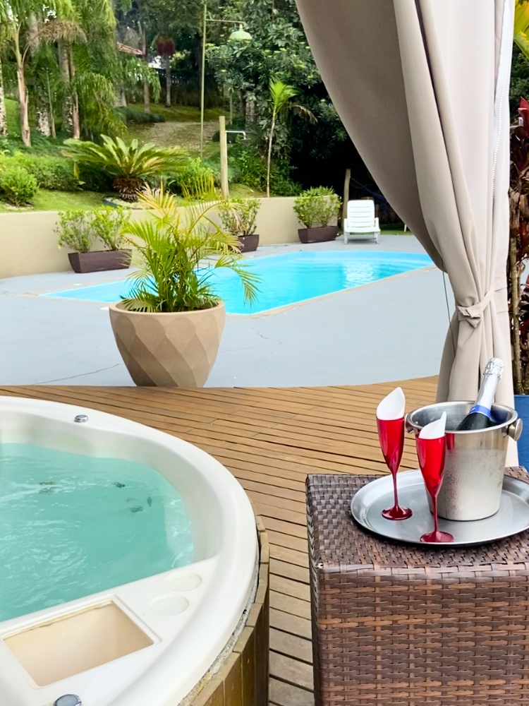 Piscina e hidromassagem com espumante no Sonnet, em Curitiba