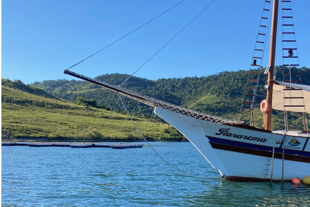 Passeio de escuna na Represa de Chavantes.