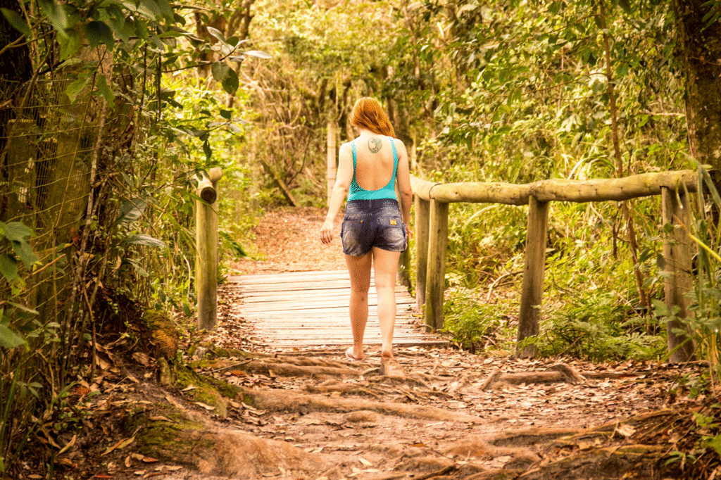 As trilhas de areia dão lugar as ruas pelos vilarejos da Ilha do Mel.