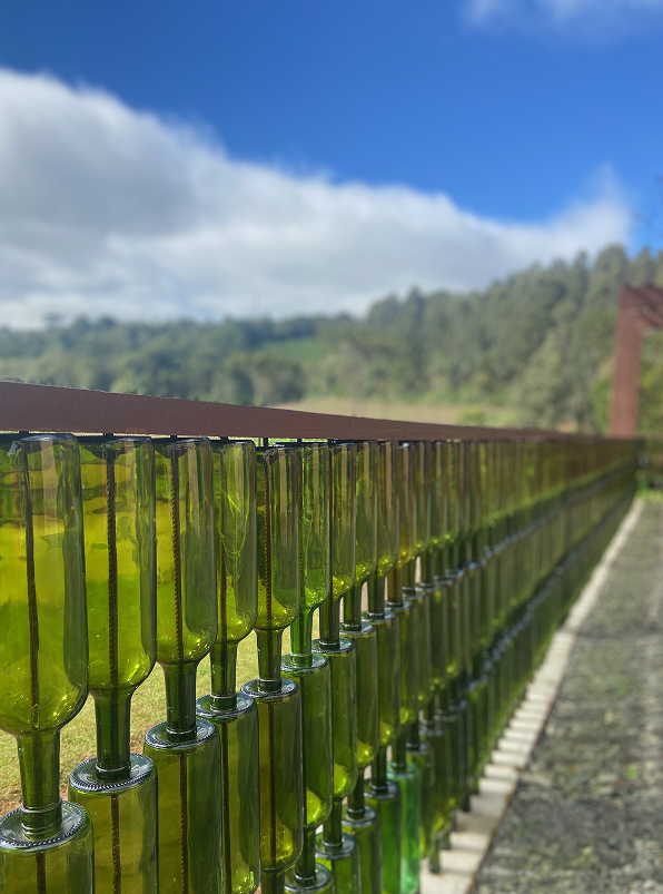 Decoração feita com garrafas de vinho.