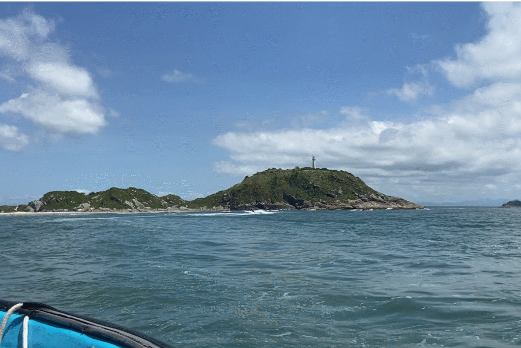 O Farol das Conchas, visto do passeio de barco.