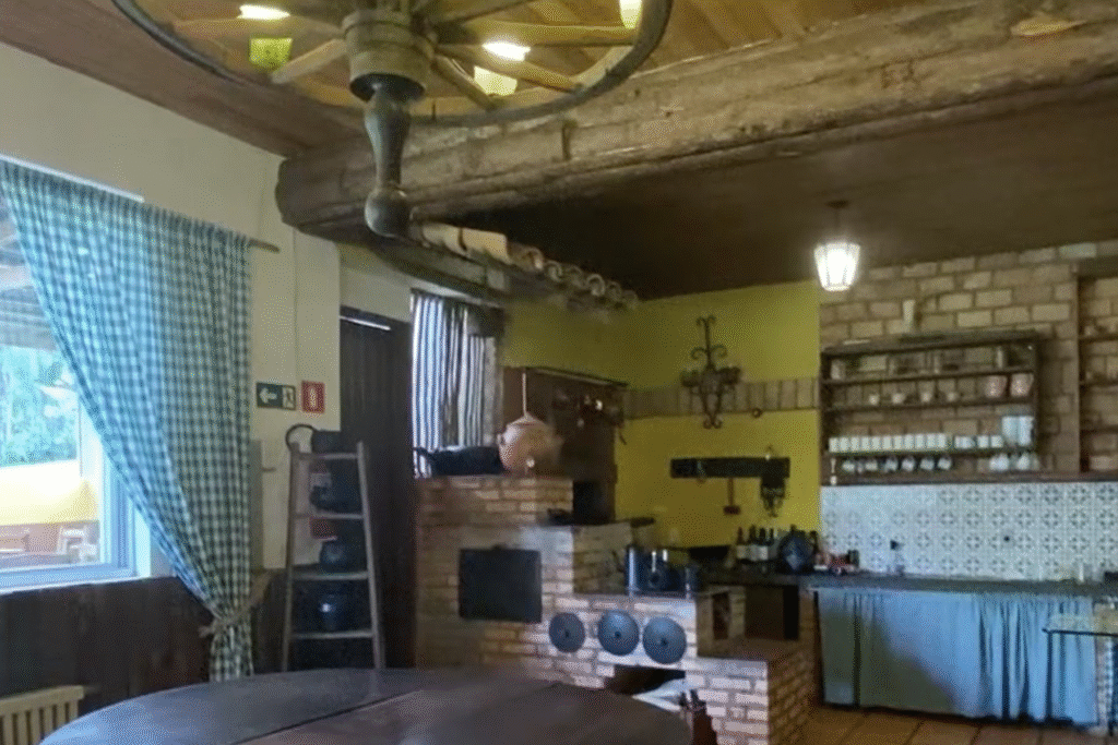 Ambeinte rústico e fogão a lenha no É da Pam, em Colombo