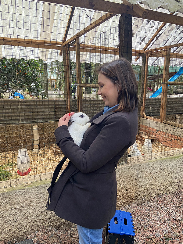 Interação com coelhinhos no Cantinho do Mato Gastronomia, em Fazenda Rio Grande.