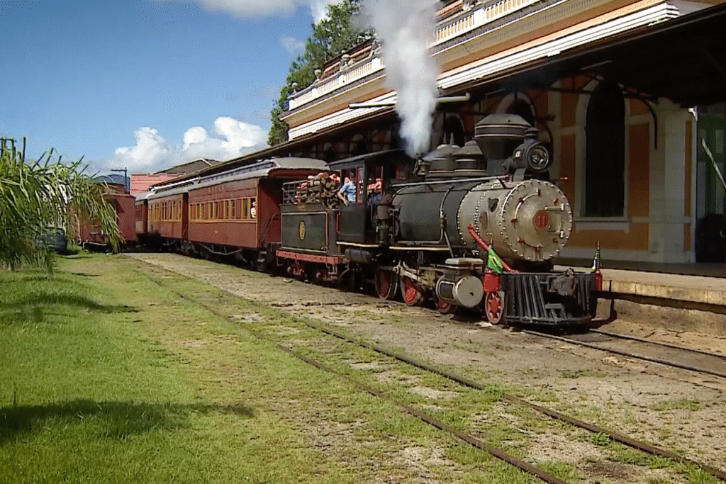 maria fumaça, ou trem antigo com fumaça saindo na locomotiva, em frente à estaçao antiga de Antonina.