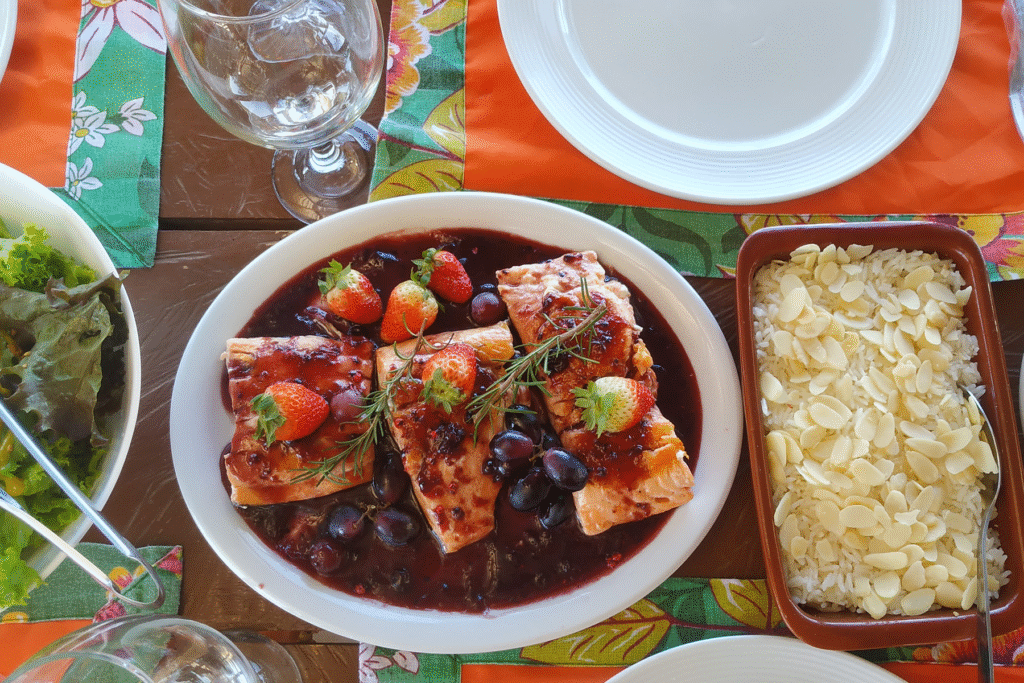 Prato com salmão ao molho de frutas vermelhas