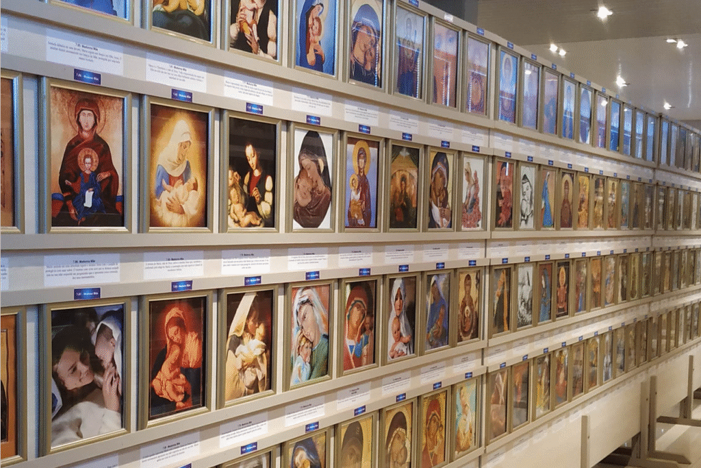 mural com centenas de imagens de Maria e José em Apucarana
